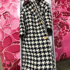 Stylish Houndstooth Coat with Gold Buttons